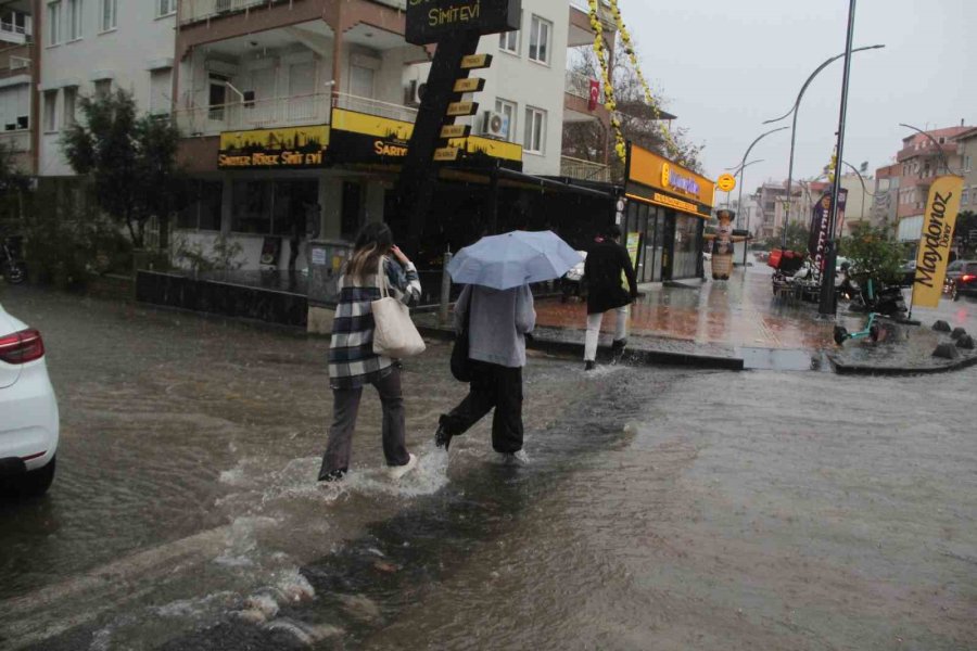 Antalya’da Sağanak Yağış Yolları Nehre Çevirdi