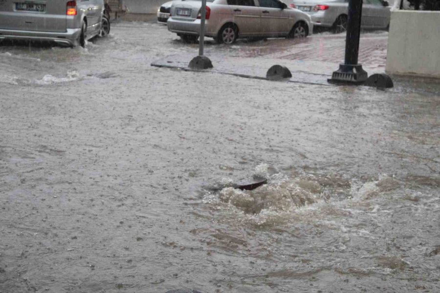 Antalya’da Sağanak Yağış Yolları Nehre Çevirdi