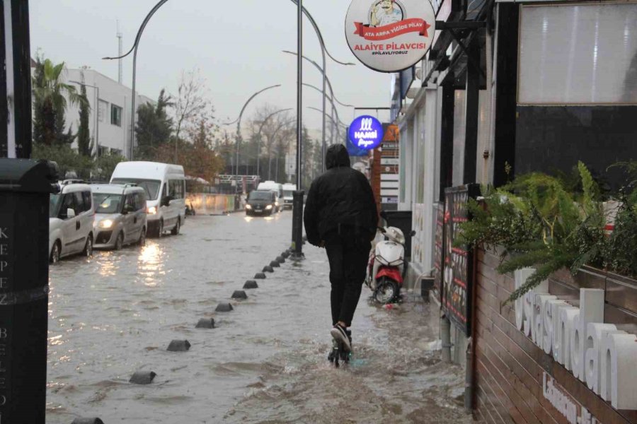 Antalya’da Sağanak Yağış Yolları Nehre Çevirdi