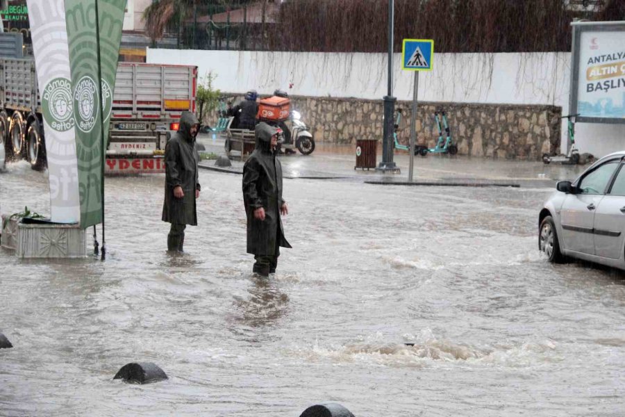 Antalya’da Sağanak Yağış Yolları Nehre Çevirdi