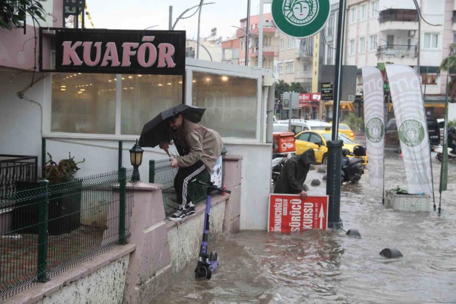 Antalya’da Sağanak Yağış Yolları Nehre Çevirdi