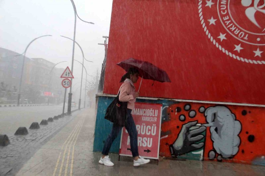 Antalya’da Sağanak Yağış Yolları Nehre Çevirdi