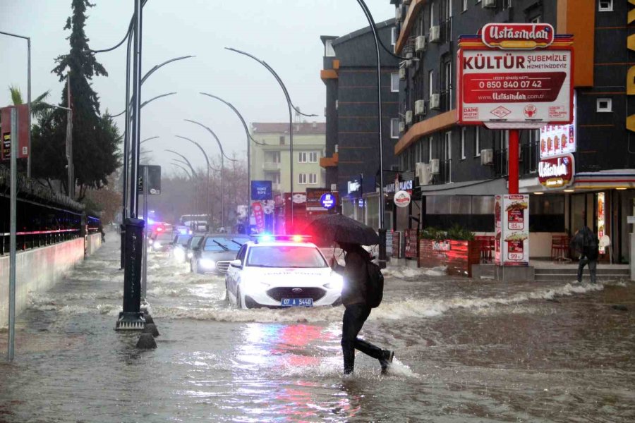 Antalya’da Sağanak Yağış Yolları Nehre Çevirdi
