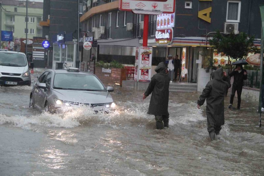 Antalya’da Sağanak Yağış Yolları Nehre Çevirdi