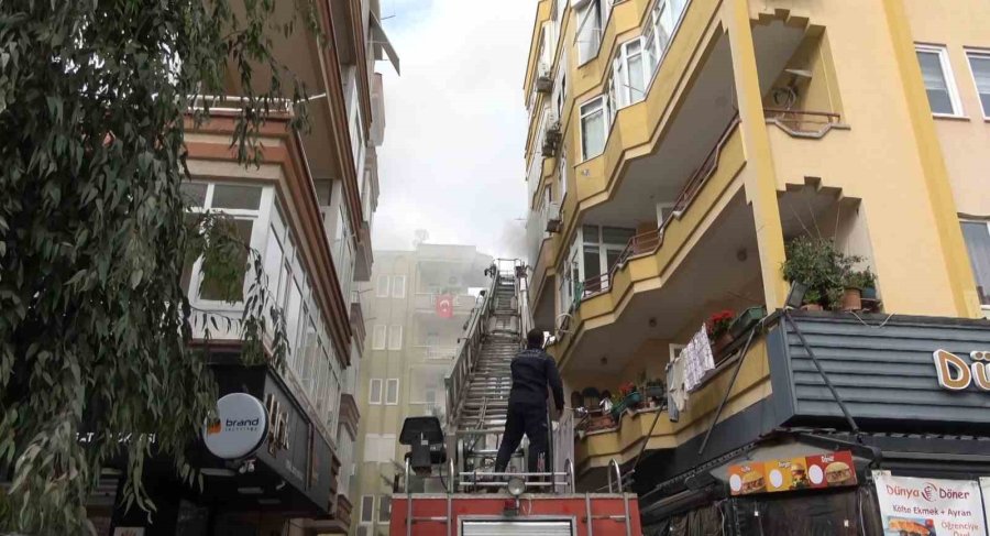 Alanya’da Apartman Dairesinde Yangın Paniği