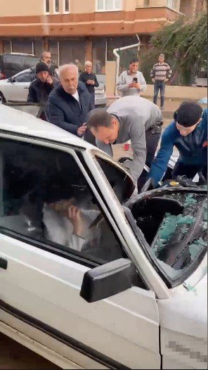 Hortum Sebebiyle Üzerine Güneş Paneli Düşen Otomobildeki Çocuk Yaralandı