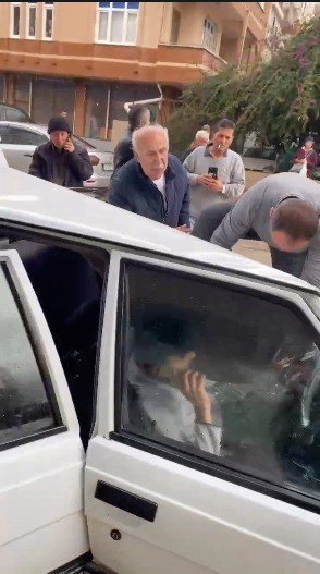 Hortum Sebebiyle Üzerine Güneş Paneli Düşen Otomobildeki Çocuk Yaralandı