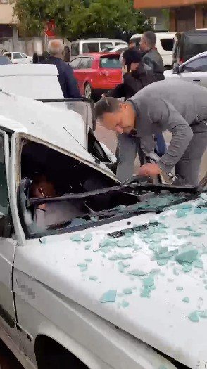 Hortum Sebebiyle Üzerine Güneş Paneli Düşen Otomobildeki Çocuk Yaralandı