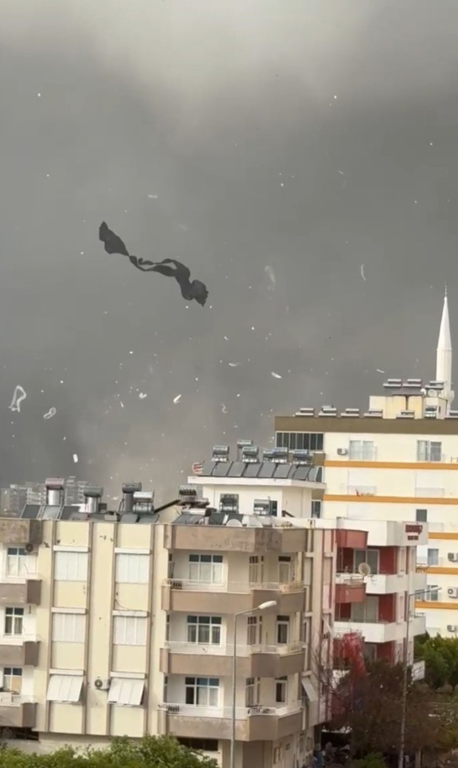 Antalya’da Hortum Böyle Geldi, Tarım Alanları Zarar Gördü