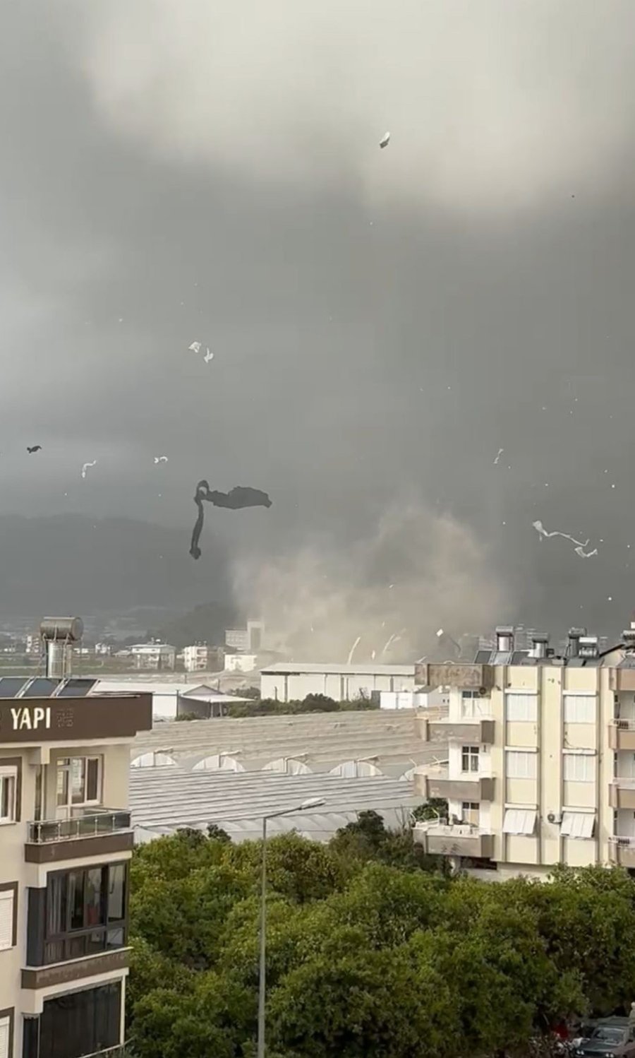 Antalya’da Hortum Böyle Geldi, Tarım Alanları Zarar Gördü