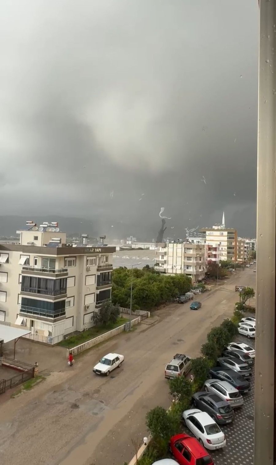 Antalya’da Hortum Böyle Geldi, Tarım Alanları Zarar Gördü