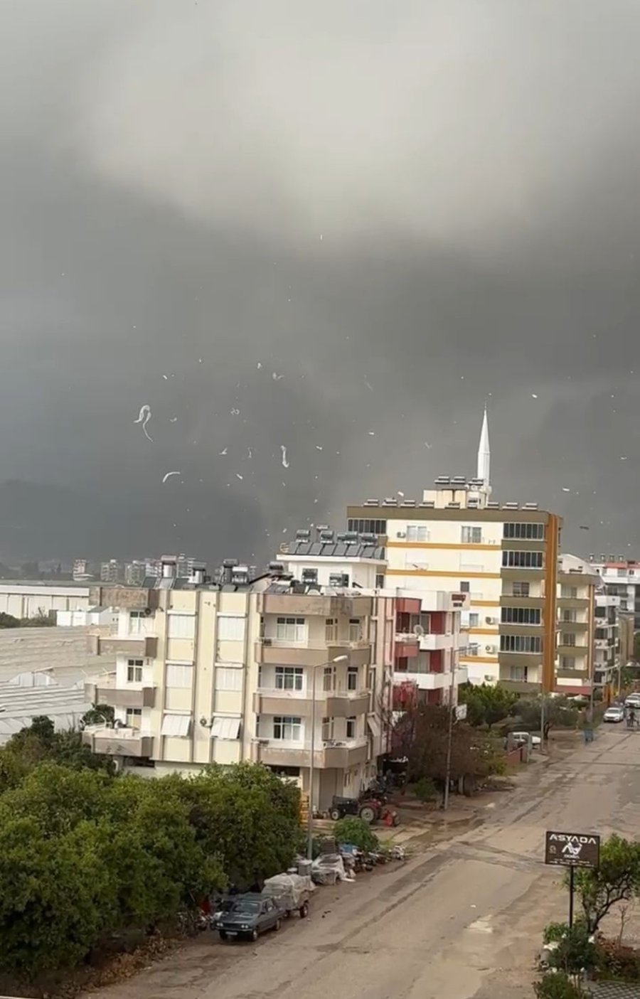 Antalya’da Hortum Böyle Geldi, Tarım Alanları Zarar Gördü