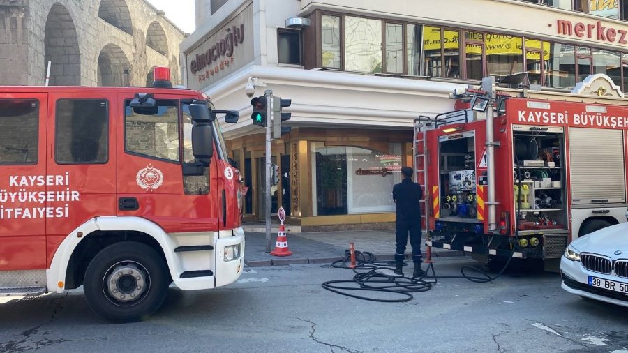 Restoranda Çıkan Baca Yangını Söndürüldü