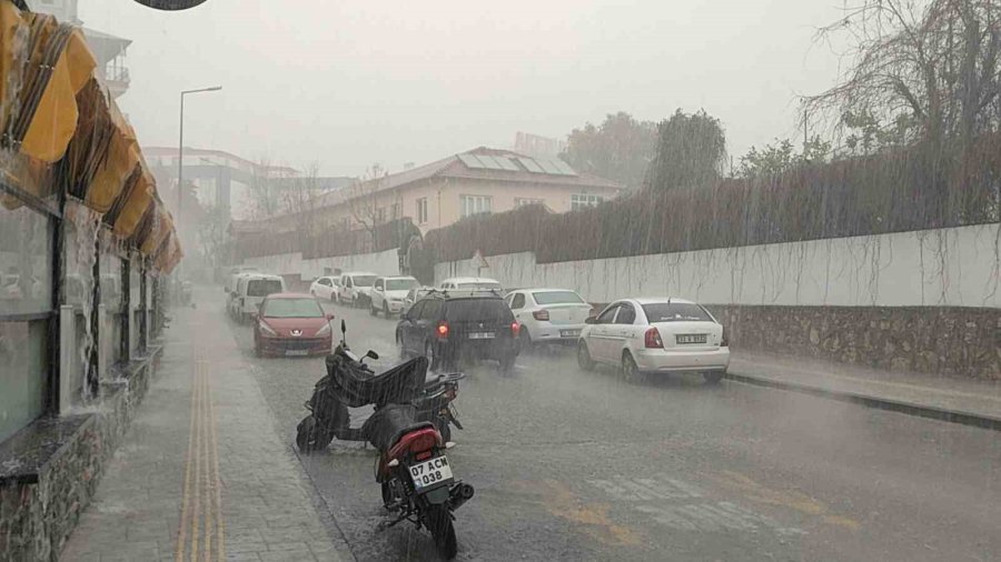 Antalya’da Sağanak Yağış Hayatı Olumsuz Etkiledi