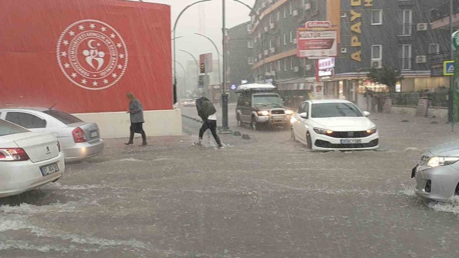 Antalya’da Sağanak Yağış Hayatı Olumsuz Etkiledi