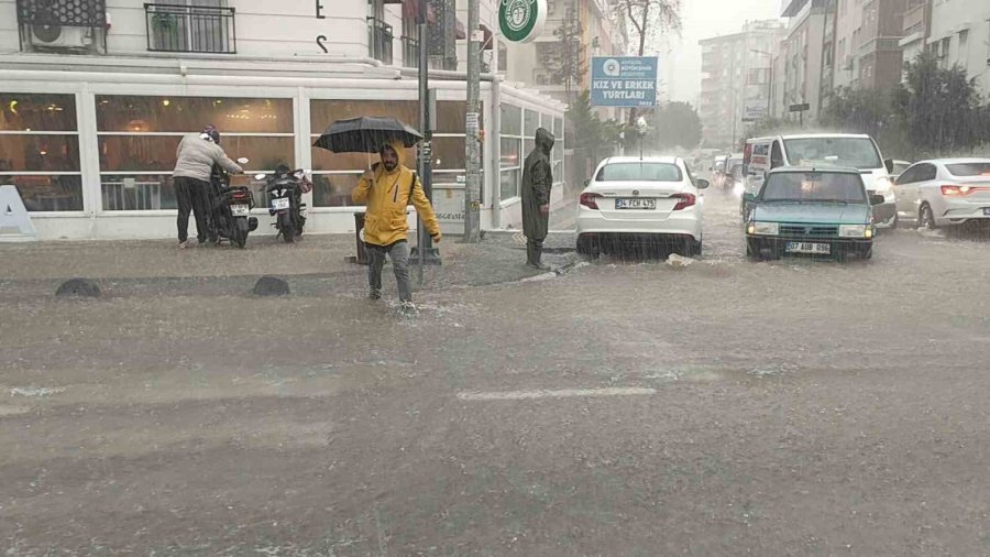 Antalya’da Sağanak Yağış Hayatı Olumsuz Etkiledi