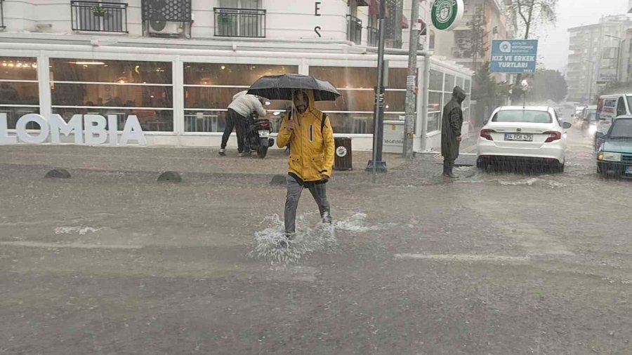 Antalya’da Sağanak Yağış Hayatı Olumsuz Etkiledi