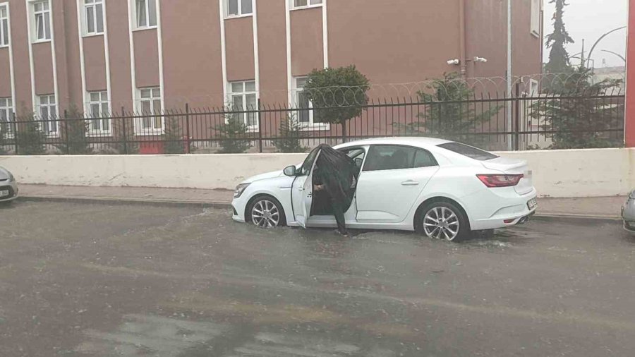 Antalya’da Sağanak Yağış Hayatı Olumsuz Etkiledi