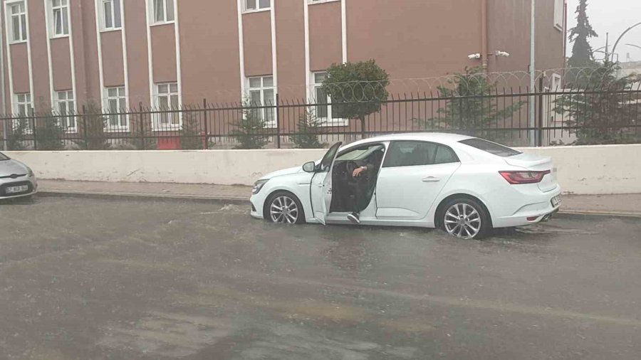 Antalya’da Sağanak Yağış Hayatı Olumsuz Etkiledi