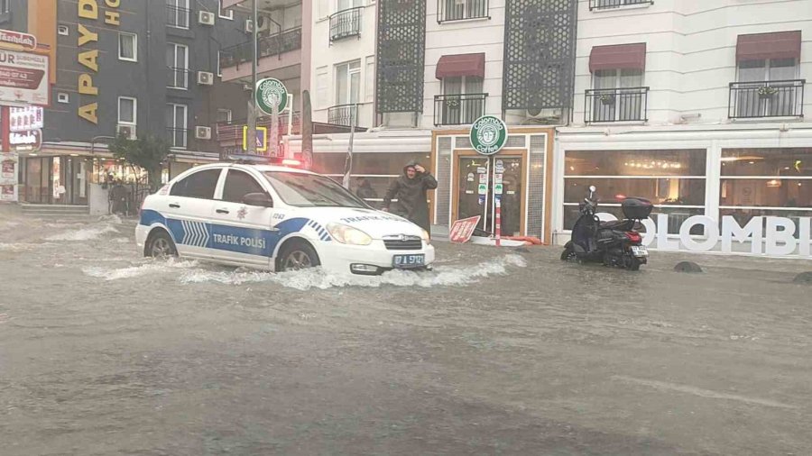 Antalya’da Sağanak Yağış Hayatı Olumsuz Etkiledi