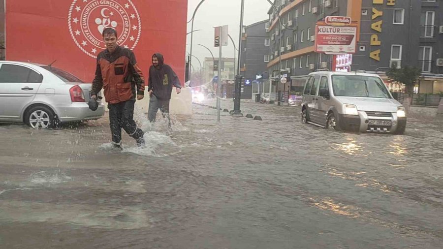 Antalya’da Sağanak Yağış Hayatı Olumsuz Etkiledi
