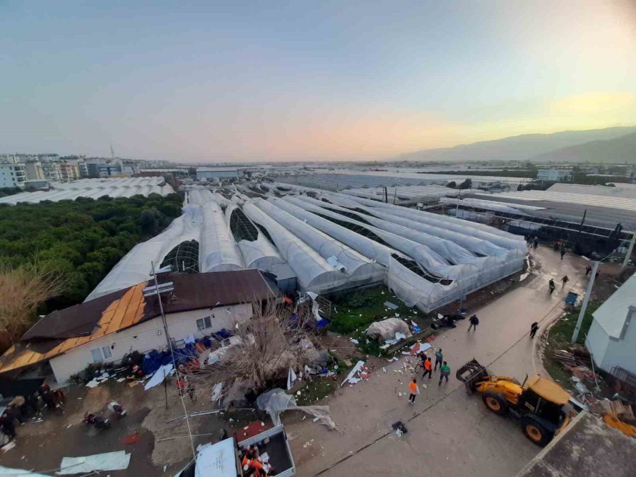 Hortum Sebebiyle Üzerine Güneş Paneli Düşen Otomobildeki Çocuk Yaralandı