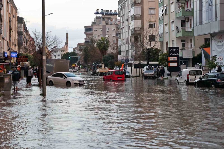 Antalya’da Sağanak İş Çıkışı Bastırdı, Hayat Felç Oldu