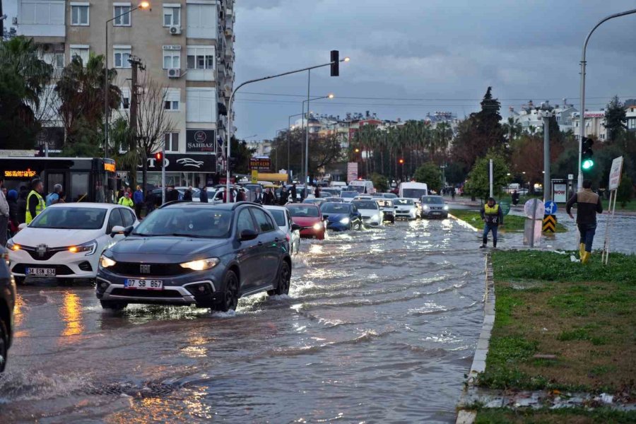 Antalya’da Sağanak İş Çıkışı Bastırdı, Hayat Felç Oldu