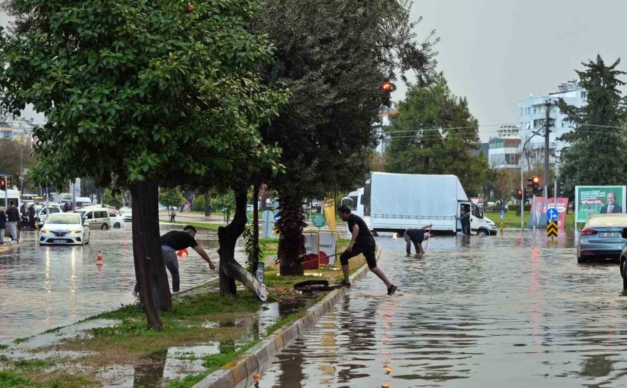 Antalya’da Sağanak İş Çıkışı Bastırdı, Hayat Felç Oldu