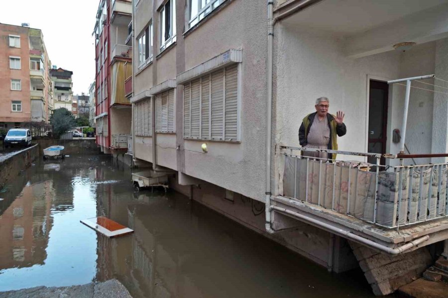 Antalya’da Sağanak İş Çıkışı Bastırdı, Hayat Felç Oldu