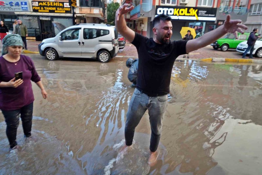 Antalya’da Sağanak İş Çıkışı Bastırdı, Hayat Felç Oldu