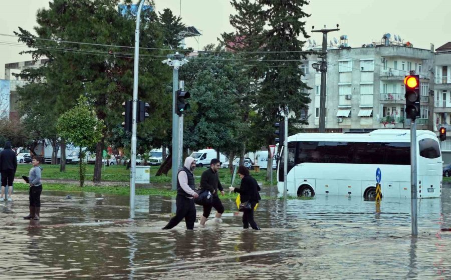 Antalya’da Sağanak İş Çıkışı Bastırdı, Hayat Felç Oldu