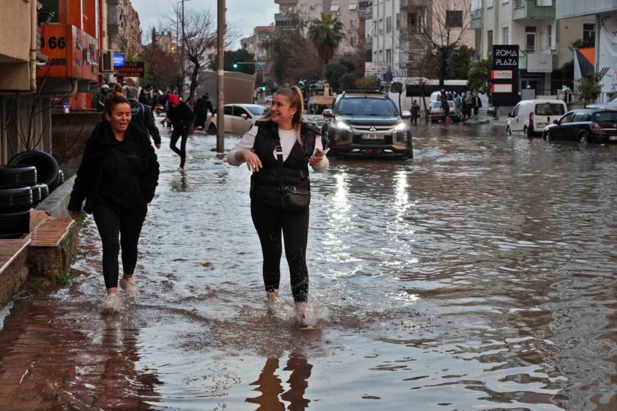 Antalya’da Sağanak İş Çıkışı Bastırdı, Hayat Felç Oldu