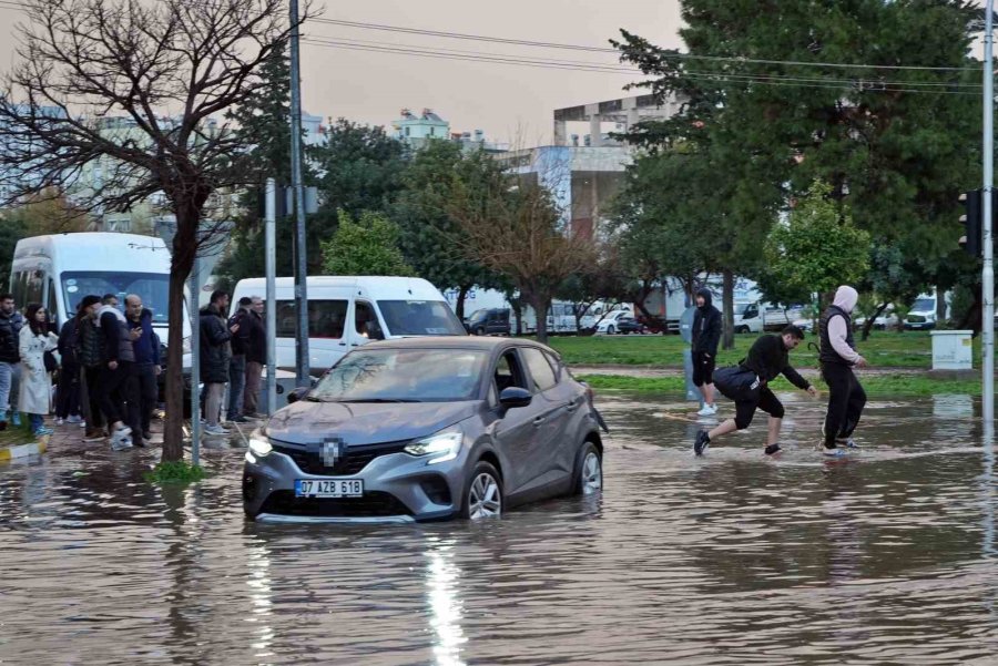Antalya’da Sağanak İş Çıkışı Bastırdı, Hayat Felç Oldu