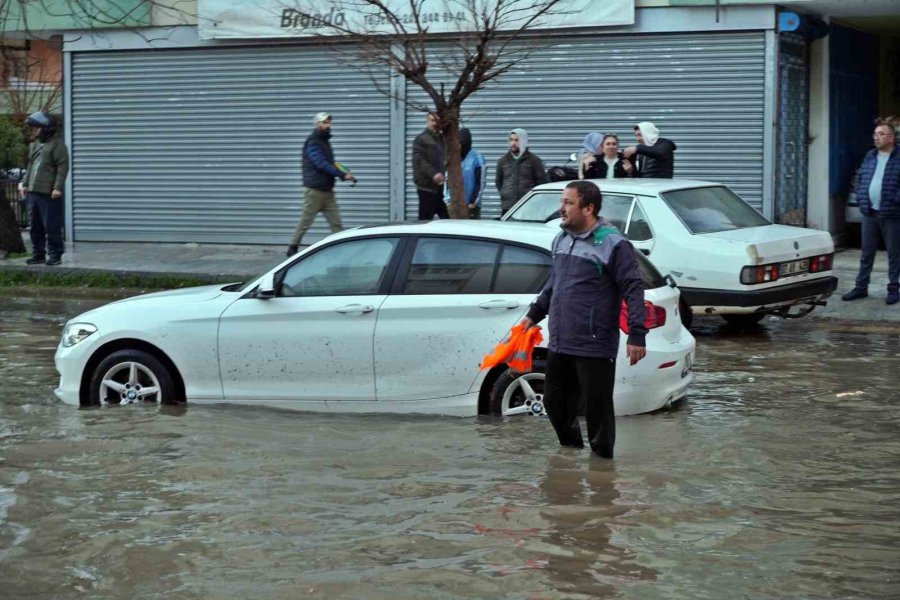 Antalya’da Sağanak İş Çıkışı Bastırdı, Hayat Felç Oldu