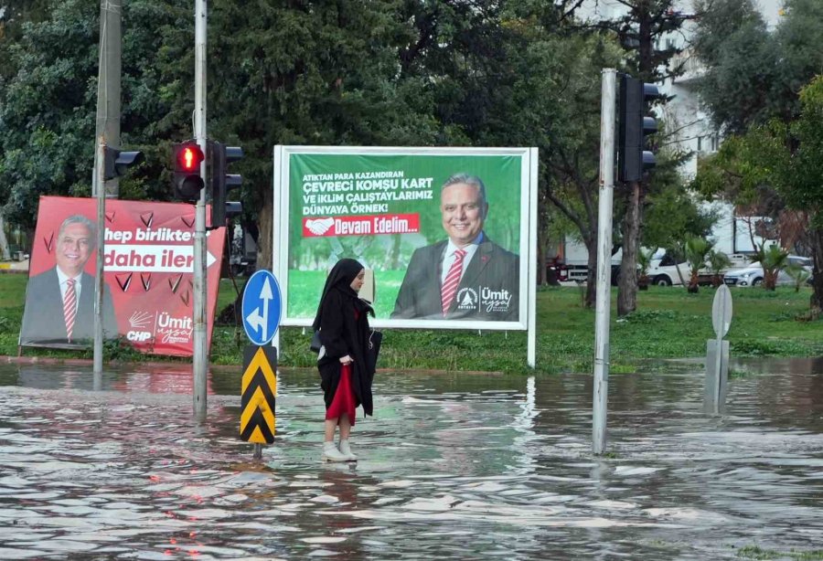 Antalya’da Sağanak İş Çıkışı Bastırdı, Hayat Felç Oldu