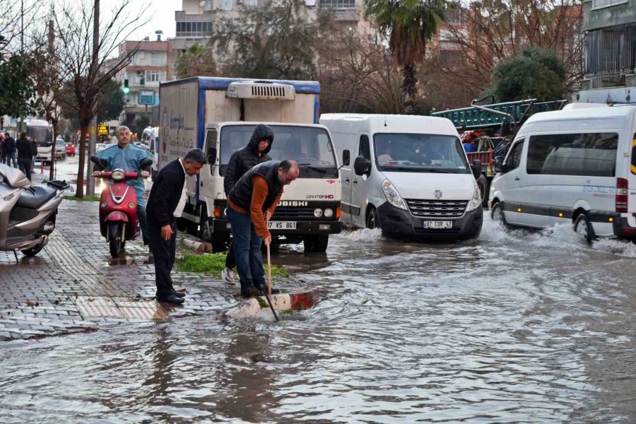 Antalya’da Sağanak İş Çıkışı Bastırdı, Hayat Felç Oldu