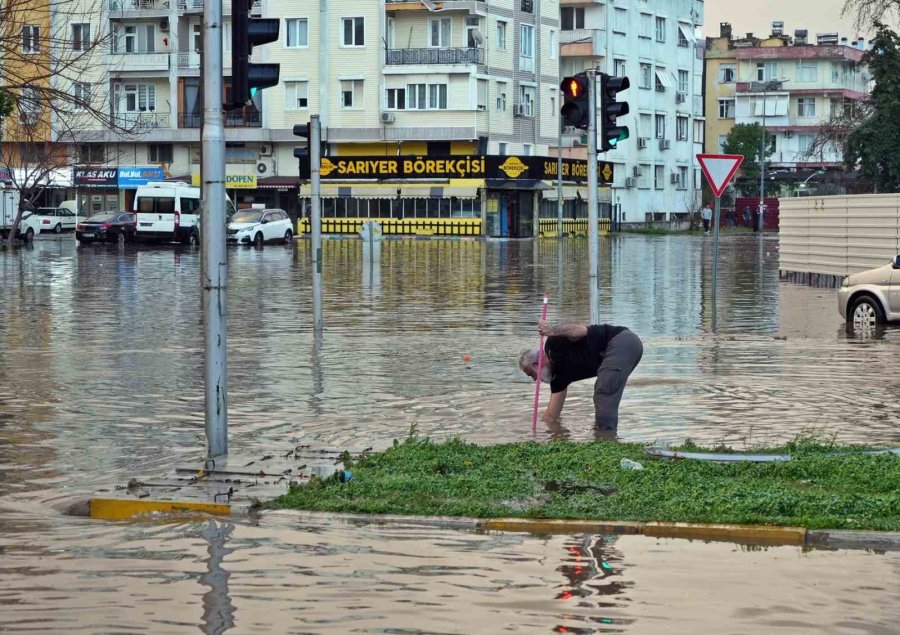 Antalya’da Sağanak İş Çıkışı Bastırdı, Hayat Felç Oldu