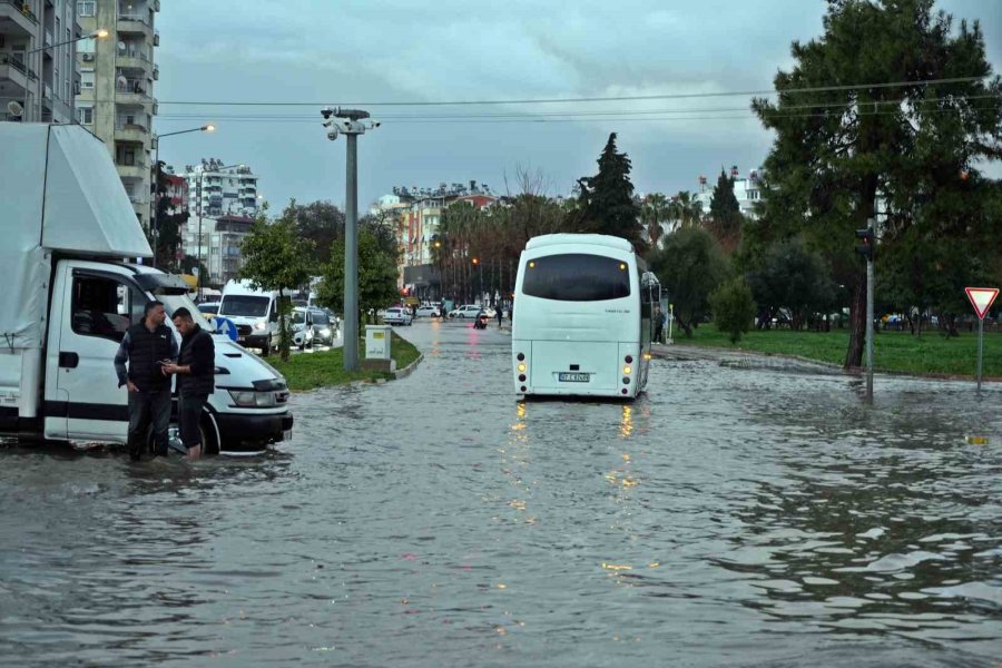 Antalya’da Sağanak İş Çıkışı Bastırdı, Hayat Felç Oldu