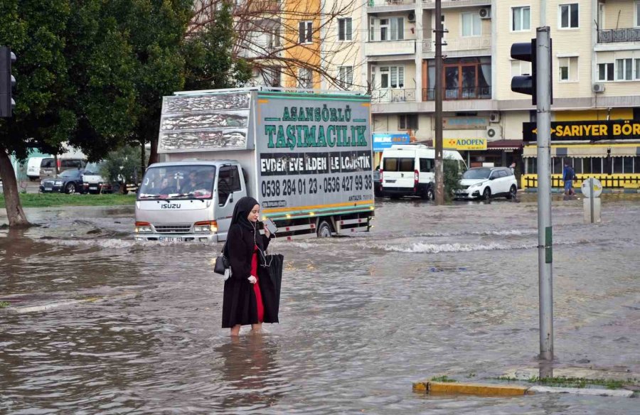 Antalya’da Sağanak İş Çıkışı Bastırdı, Hayat Felç Oldu
