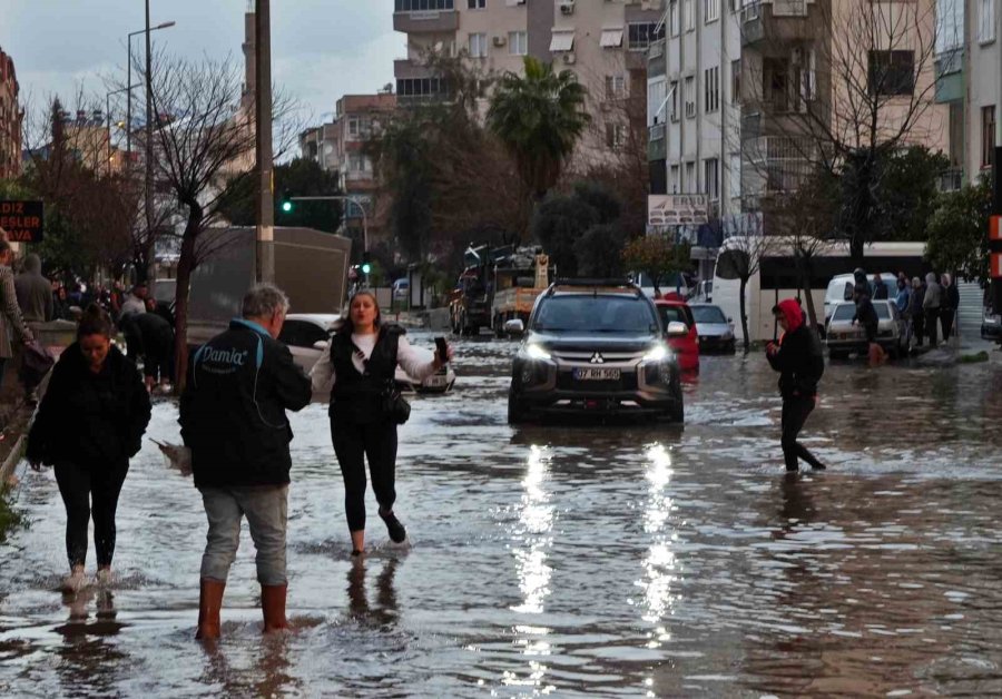 Antalya’da Sağanak İş Çıkışı Bastırdı, Hayat Felç Oldu