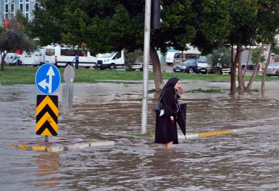 Antalya’da Sağanak İş Çıkışı Bastırdı, Hayat Felç Oldu
