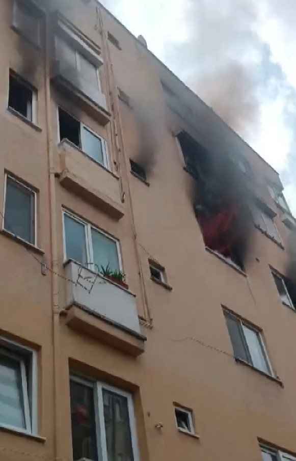 Alanya’da Apartman Dairesinde Yangın Paniği