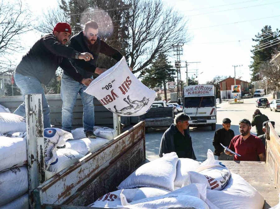 Korkutelili Çiftçilere 36 Ton Yem Desteği