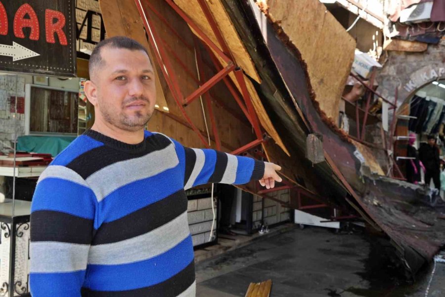 Sağanak İş Hanının Çatısını Çökertti, Pazar Esnafı Altında Kalmaktan Son Anda Kurtuldu