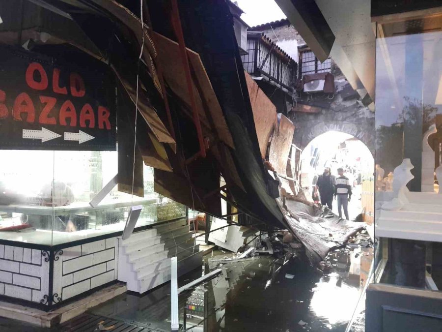 Sağanak İş Hanının Çatısını Çökertti, Pazar Esnafı Altında Kalmaktan Son Anda Kurtuldu