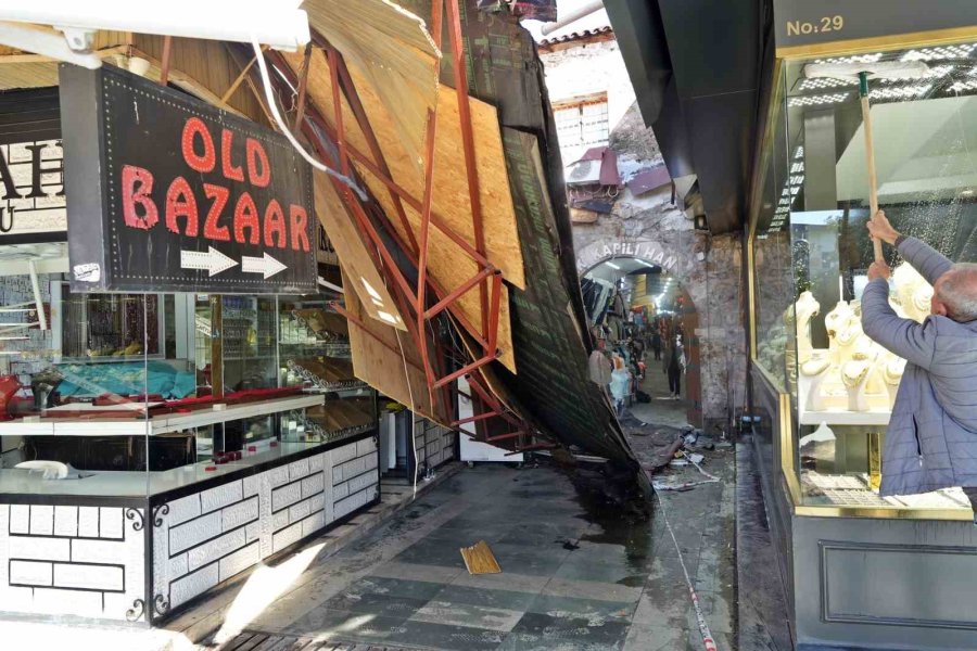 Sağanak İş Hanının Çatısını Çökertti, Pazar Esnafı Altında Kalmaktan Son Anda Kurtuldu
