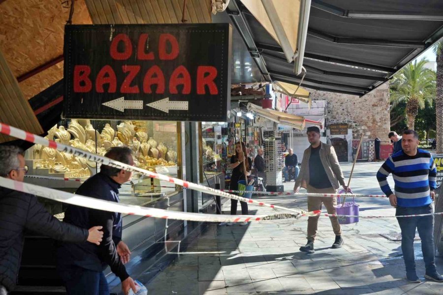 Sağanak İş Hanının Çatısını Çökertti, Pazar Esnafı Altında Kalmaktan Son Anda Kurtuldu