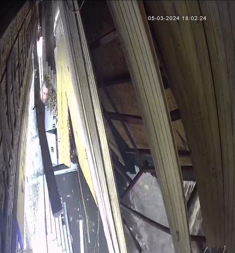 Sağanak İş Hanının Çatısını Çökertti, Pazar Esnafı Altında Kalmaktan Son Anda Kurtuldu