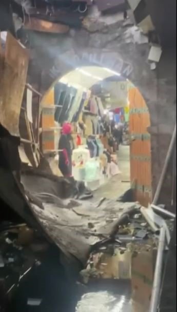 Sağanak İş Hanının Çatısını Çökertti, Pazar Esnafı Altında Kalmaktan Son Anda Kurtuldu